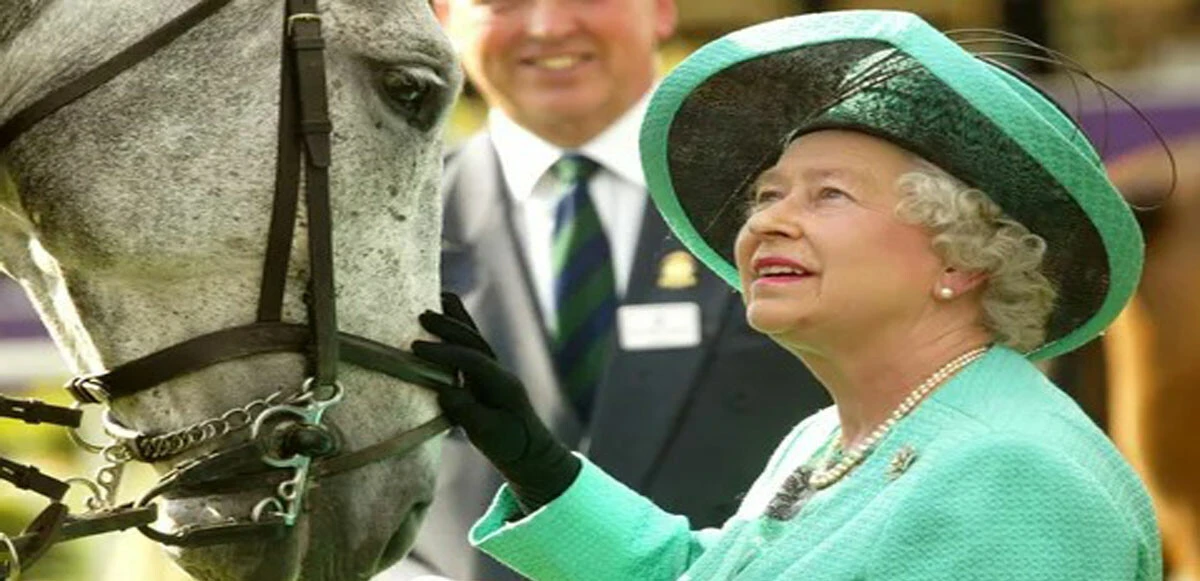 İngiltere Kraliçesi 2. Elizabeth, bastonu atıp atına döndü 