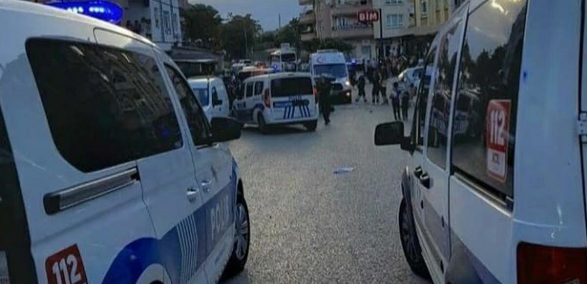 Mahalleli sokakta drif atan sürücüyü önce dövdü sonra aracını devirdi