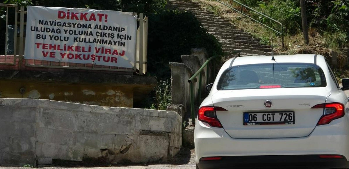 Uludağ yolunda navigasyon uçuruma sürüklüyor: Pankart ile tedbir aldılar