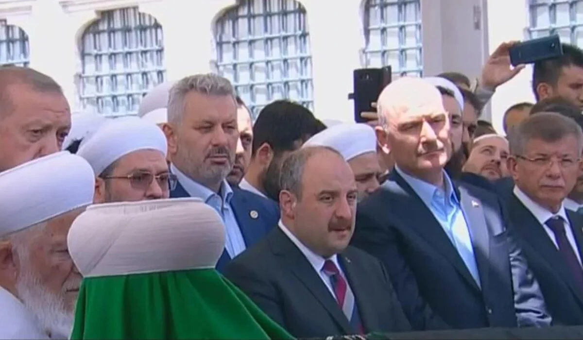 İsmailağa Cemaati lideri Mahmut Ustaosmanoğlu Hocaefendi'nin cenazesine kimler katıldı? İşte Mahmut Efendi'nin cenaze namazına AK Parti ve CHP’den katılan isimler