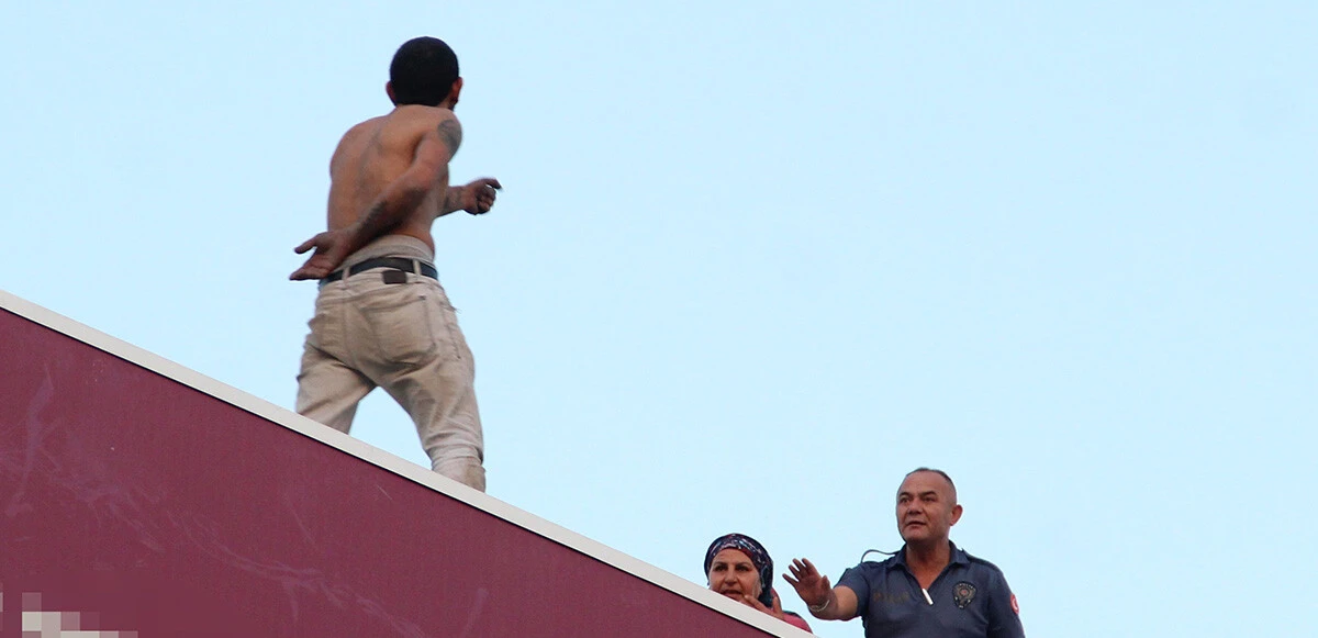 Kokoreç de çare olamadı! Çatıda tehlikeli hareketler