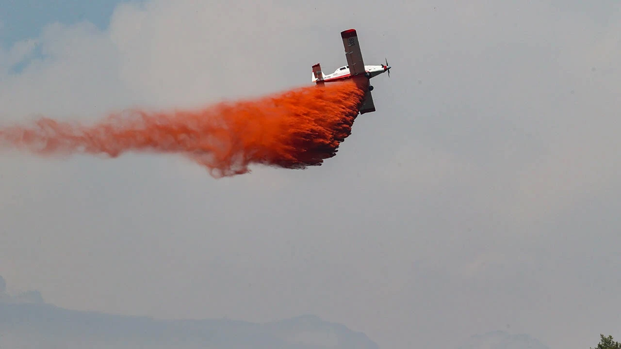 Marmaris yangınında uçaklardan atılan kırmızı madde ne işe yarıyor: Uzmanı açıkladı