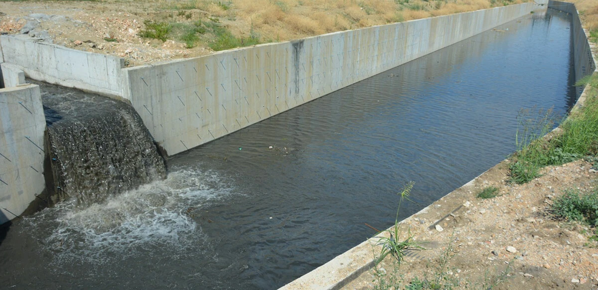 İşçiler molada fenalaşınca gerçek ortaya çıktı! Sulama kanalında zehirli atık iddiası