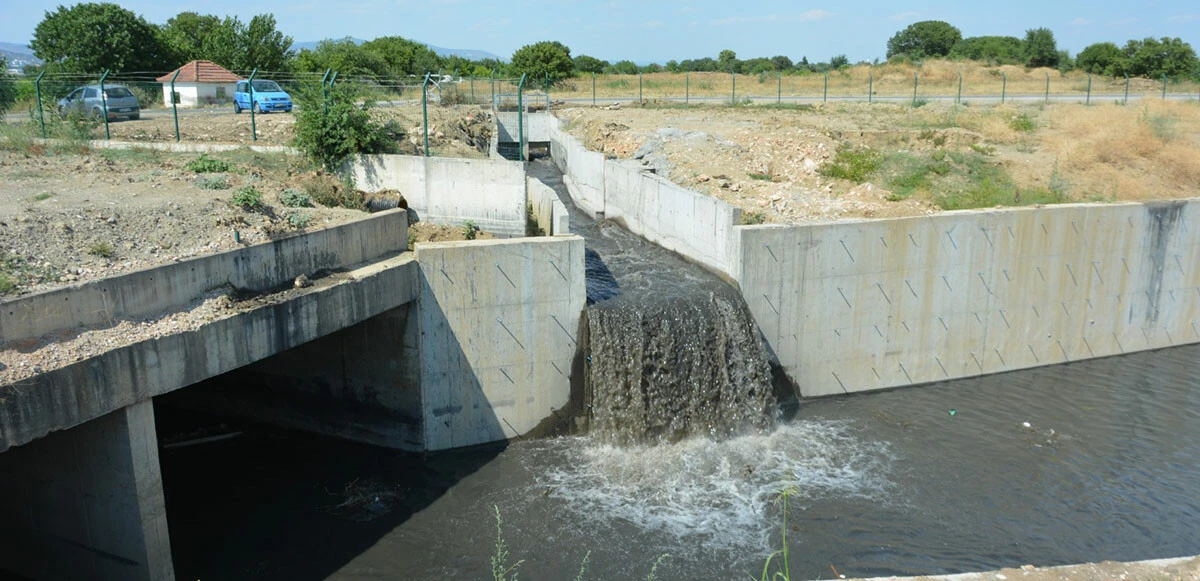 İşçiler molada fenalaşınca gerçek ortaya çıktı! Sulama kanalında zehirli atık iddiası