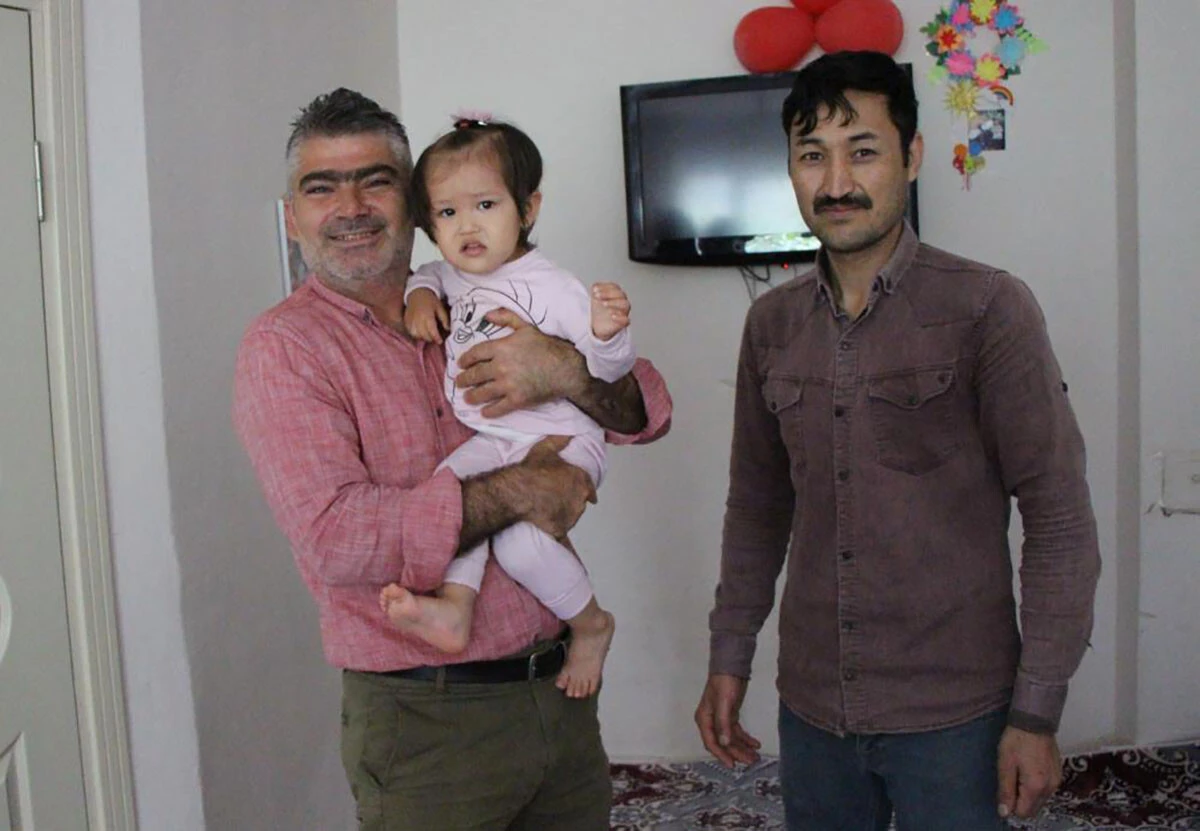 Apartman görevlisine çarparak ölümden dönen bebek taburcu oldu