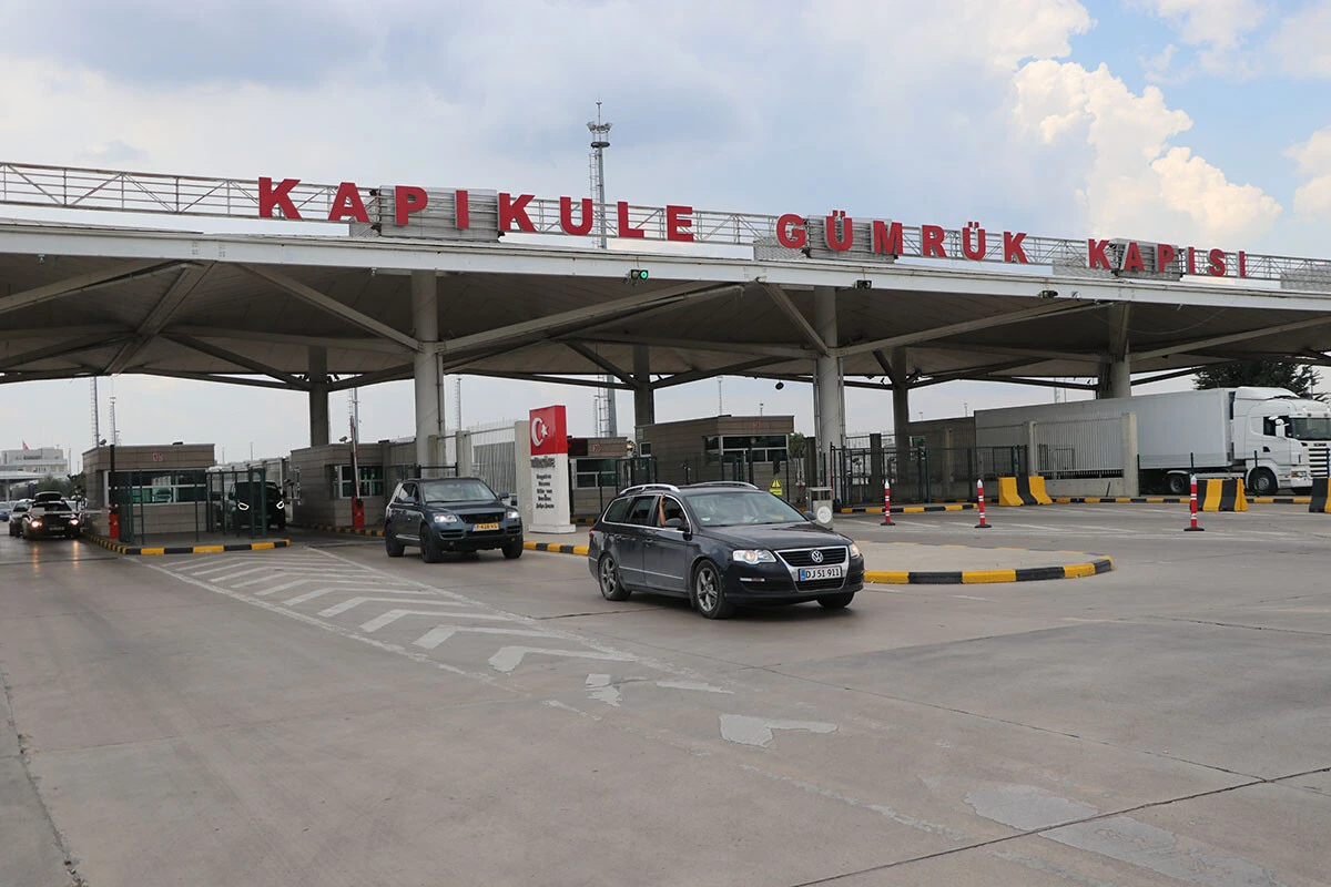 Gurbetçilerin memleket yolculuğu başladı: Sınır kapılarında yoğunluk