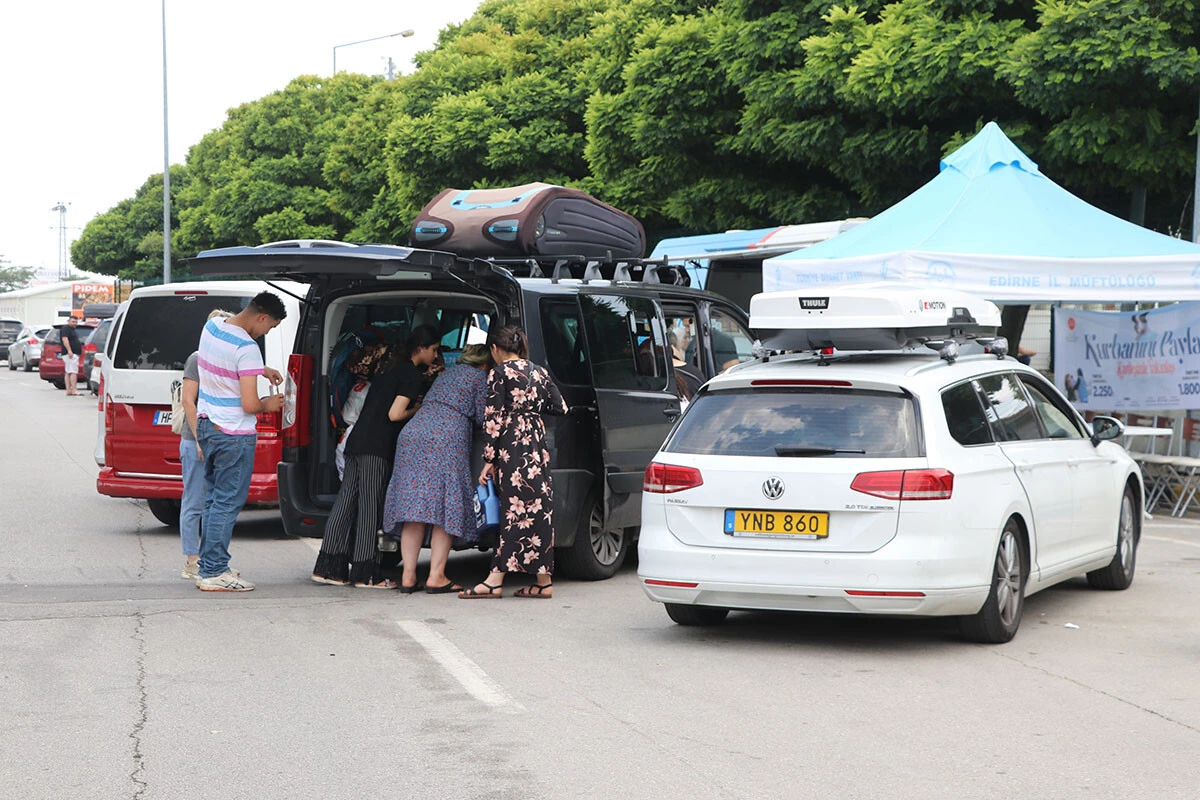 Gurbetçilerin memleket yolculuğu başladı: Sınır kapılarında yoğunluk