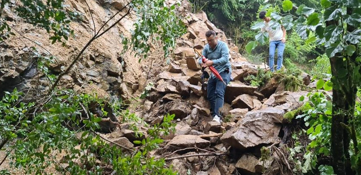Metrekareye 50 kilogram yağış düştü, heyelanlar ardı ardına geldi: Köprüler yıkıldı, yollar trafiğe kapandı