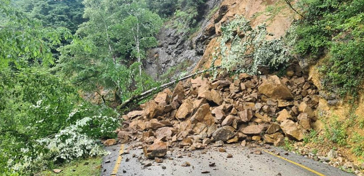 Metrekareye 50 kilogram yağış düştü, heyelanlar ardı ardına geldi: Köprüler yıkıldı, yollar trafiğe kapandı
