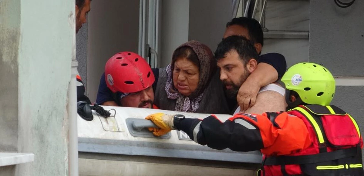 Zonguldak sele teslim: AFAD, evlerinde mahsur kalanları botlarla kurtardı