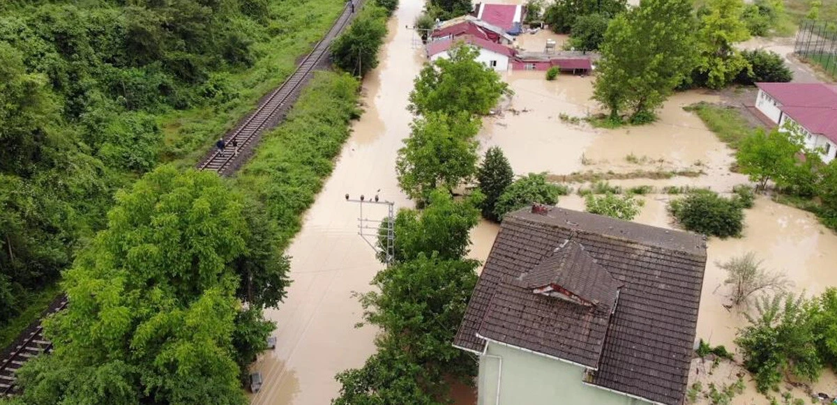 Zonguldak sele teslim: AFAD, evlerinde mahsur kalanları botlarla kurtardı