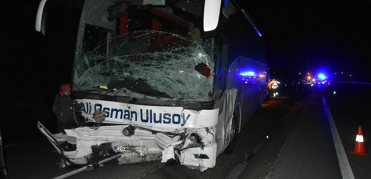 Otomobil ile yolcu otobüsü çarpıştı! 2 kişi hayatını kaybetti, 16 kişi yaralandı