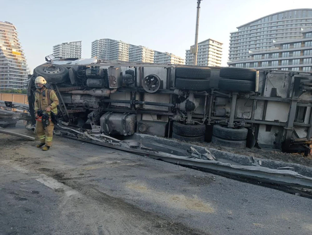 Otoyolda arızalanan İETT otobüsüne çarpan meyve yüklü kamyon devrildi