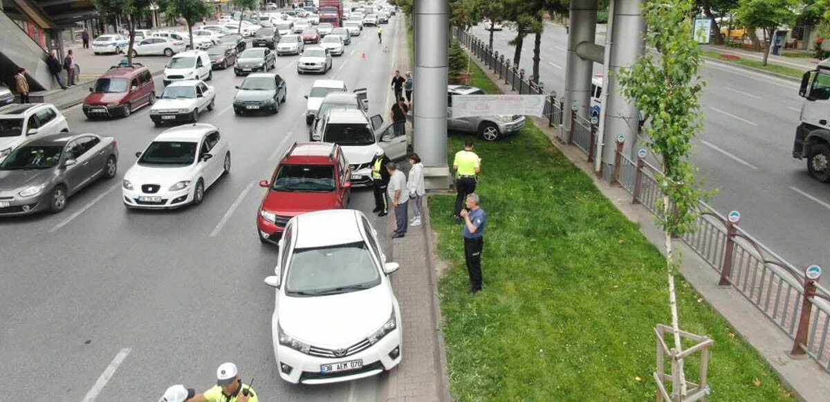 Zincirleme kazada 9 araç birbirine girdi! Çarpmanın etkisiyle bir araç refüje uçtu