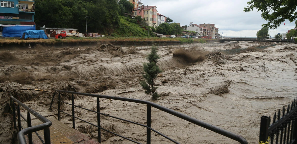Kastamonu'da sağanak köprüleri yıktı! Dereler taştı, vatandaşlar tahliye edilmeye başlandı