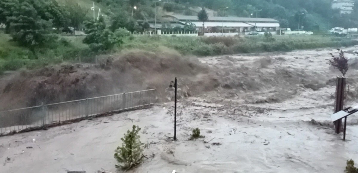 Kastamonu'da sağanak köprüleri yıktı! Dereler taştı, vatandaşlar tahliye edilmeye başlandı
