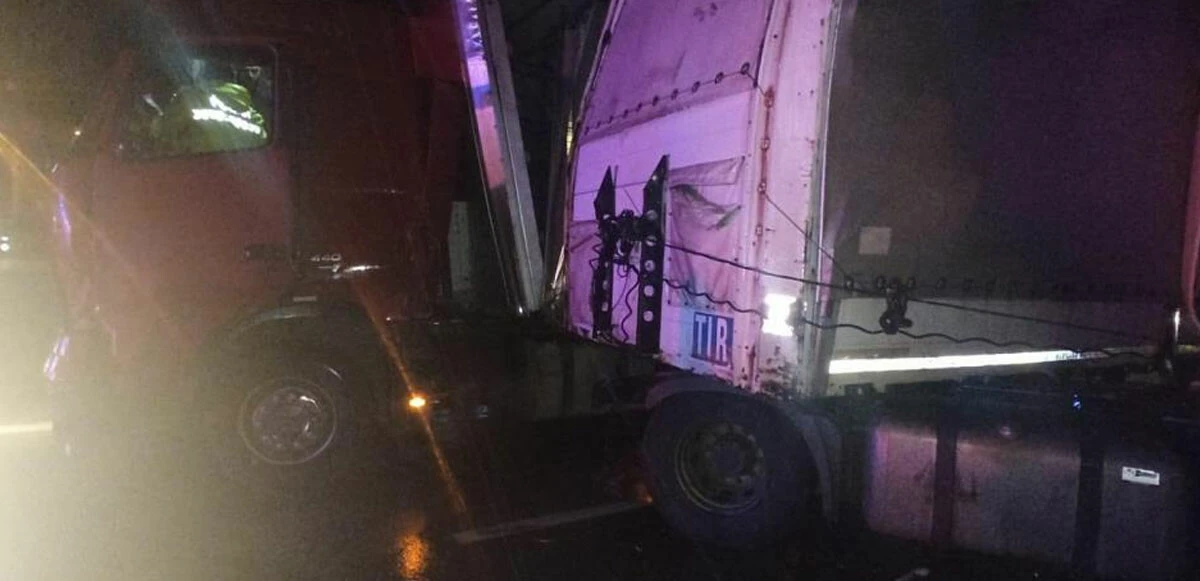 Tırın altına giren otomobil hurdaya döndü: 1 ölü, 3 yaralı