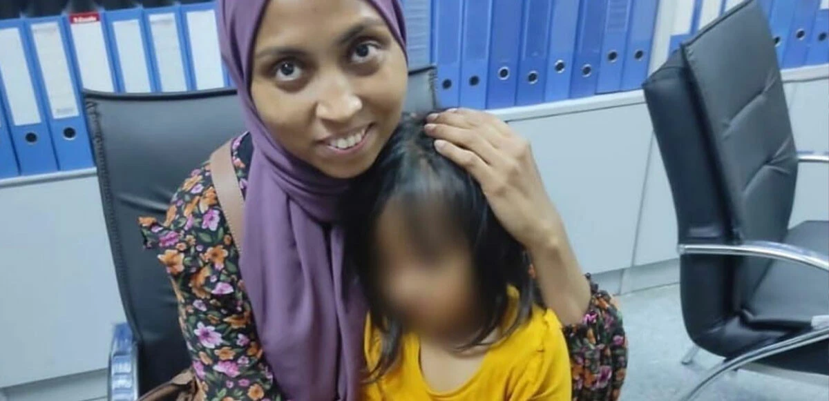 Bangladeşli kadın, kocası tarafından kaçırılan kızına kavuştu!