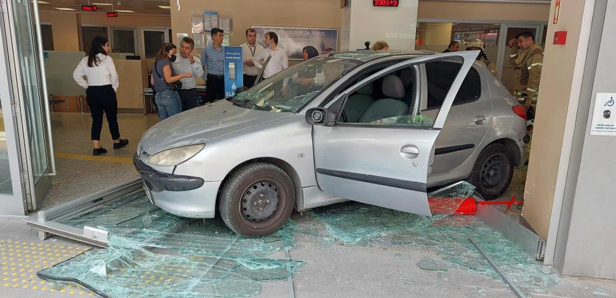 Freni tutmadı, bankaya daldı