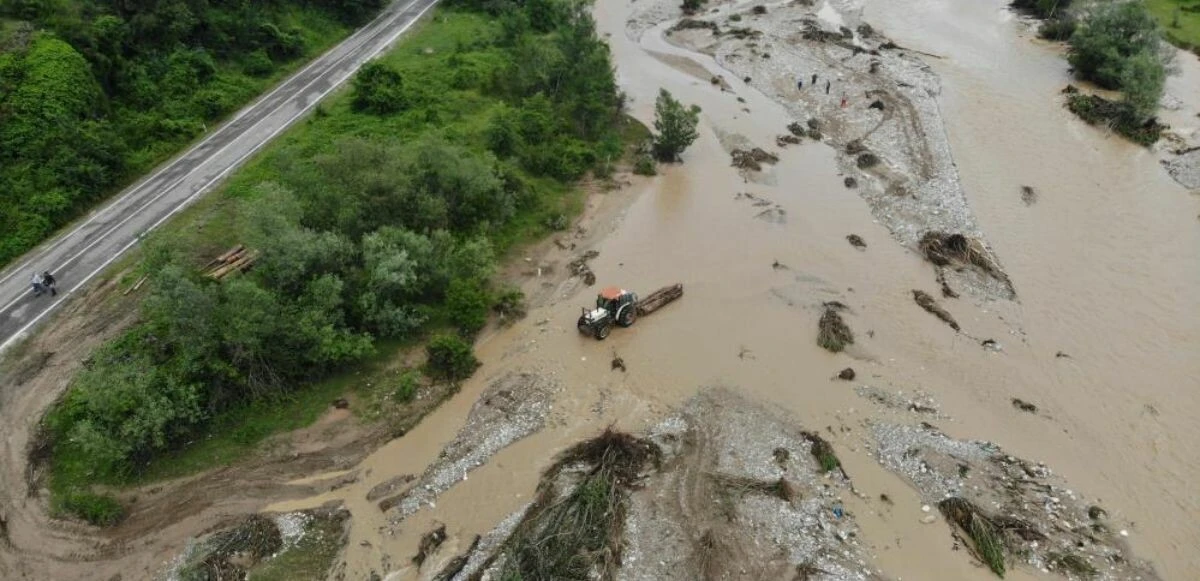 Mengen'de sel felaketi! Köprüler yıkıldı, yollar çöktü