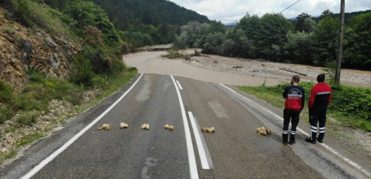 Mengen'de sel felaketi! Köprüler yıkıldı, yollar çöktü