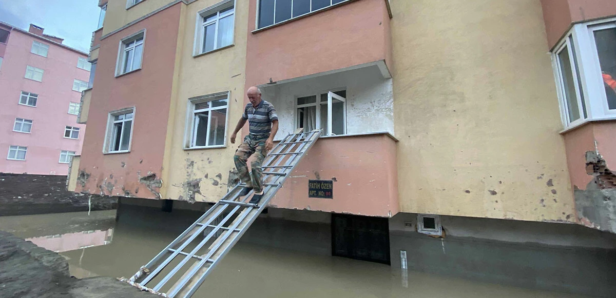 Selin vurduğu Kastamonu'da vatandaşlar çözümü buldu! Evlerine girmek için köprü yaptı