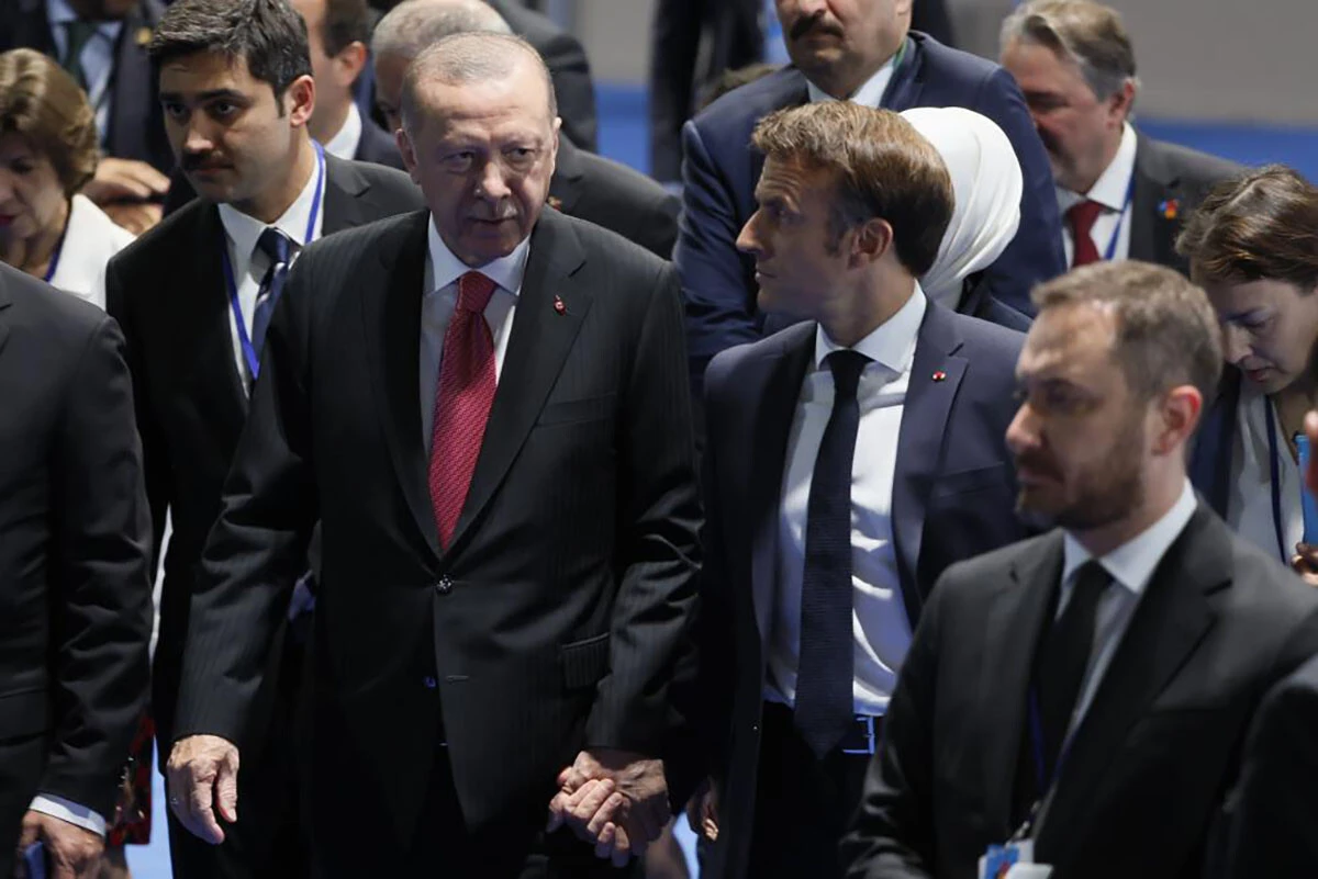 NATO Zirvesinde önemli görüşme: Cumhurbaşkanı Erdoğan, Macron ile bir araya geldi