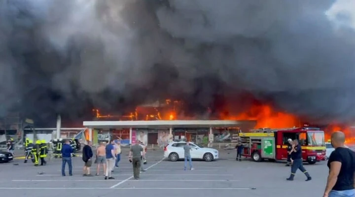 Önce şok dalgası sarstı ardından taşlar yağdı! İşte Rusya'nın AVM'yi vurduğu anların görüntüleri
