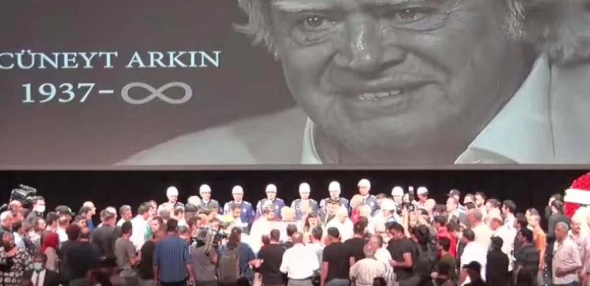 Cüneyt Arkın'ın cenazesinde 'selfie' için yarıştılar! 'Burası manzara değil' anonsu ile indirildiler