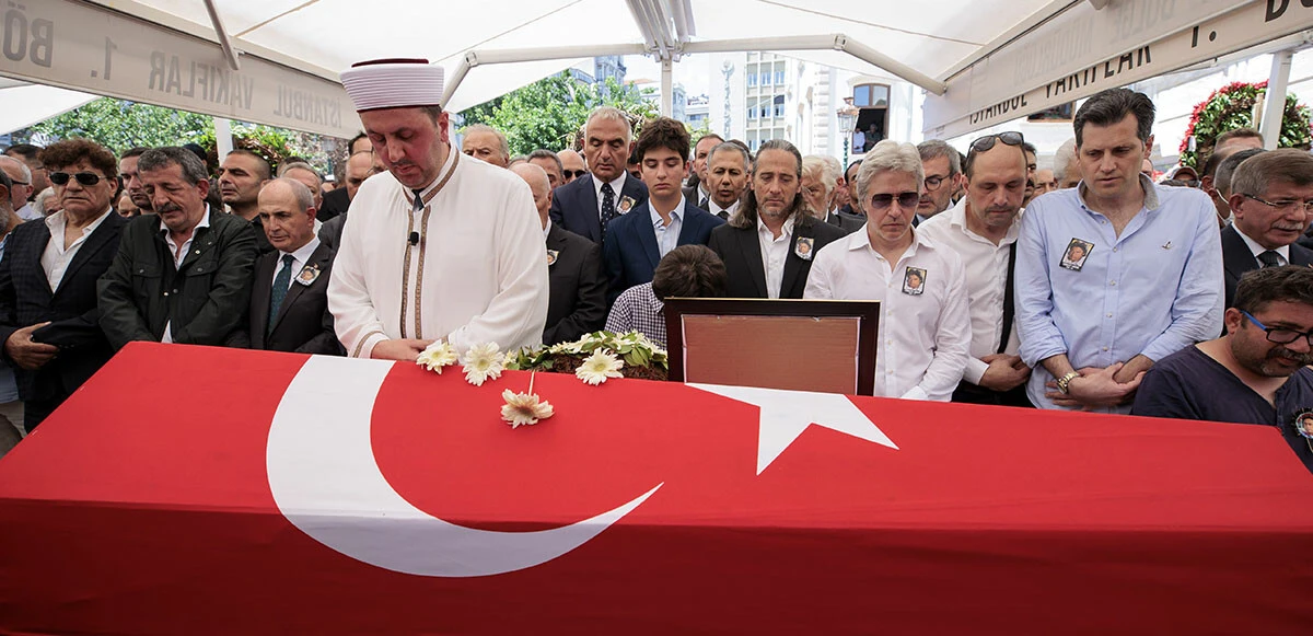 Kara Murat’a veda! Binlerce kişinin katıldığı cenaze töreninde Cüneyt Arkın son yolculuğuna uğurlandı