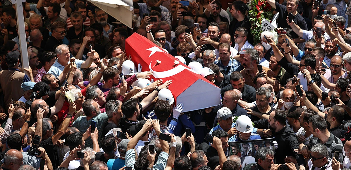 Kara Murat’a veda! Binlerce kişinin katıldığı cenaze töreninde Cüneyt Arkın son yolculuğuna uğurlandı