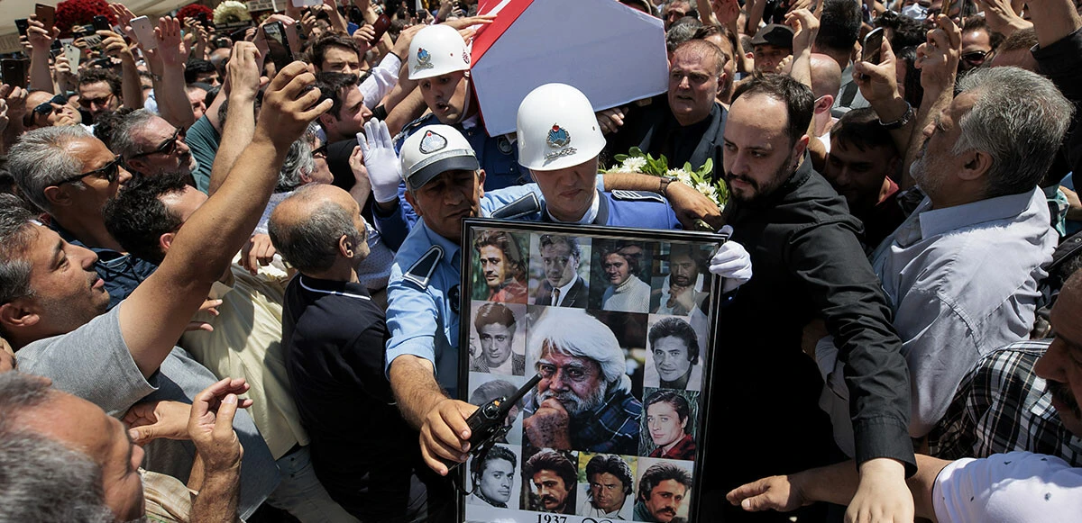 Kara Murat’a veda! Binlerce kişinin katıldığı cenaze töreninde Cüneyt Arkın son yolculuğuna uğurlandı