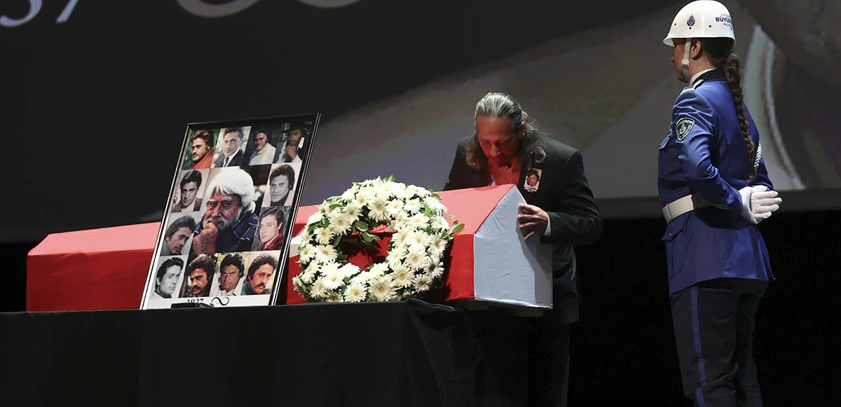 Murat Arkın babası Cüneyt Arkın’a onun repliğiyle veda etti: Ağlamayın be böyle insanlara ağıt değil destan yaraşır