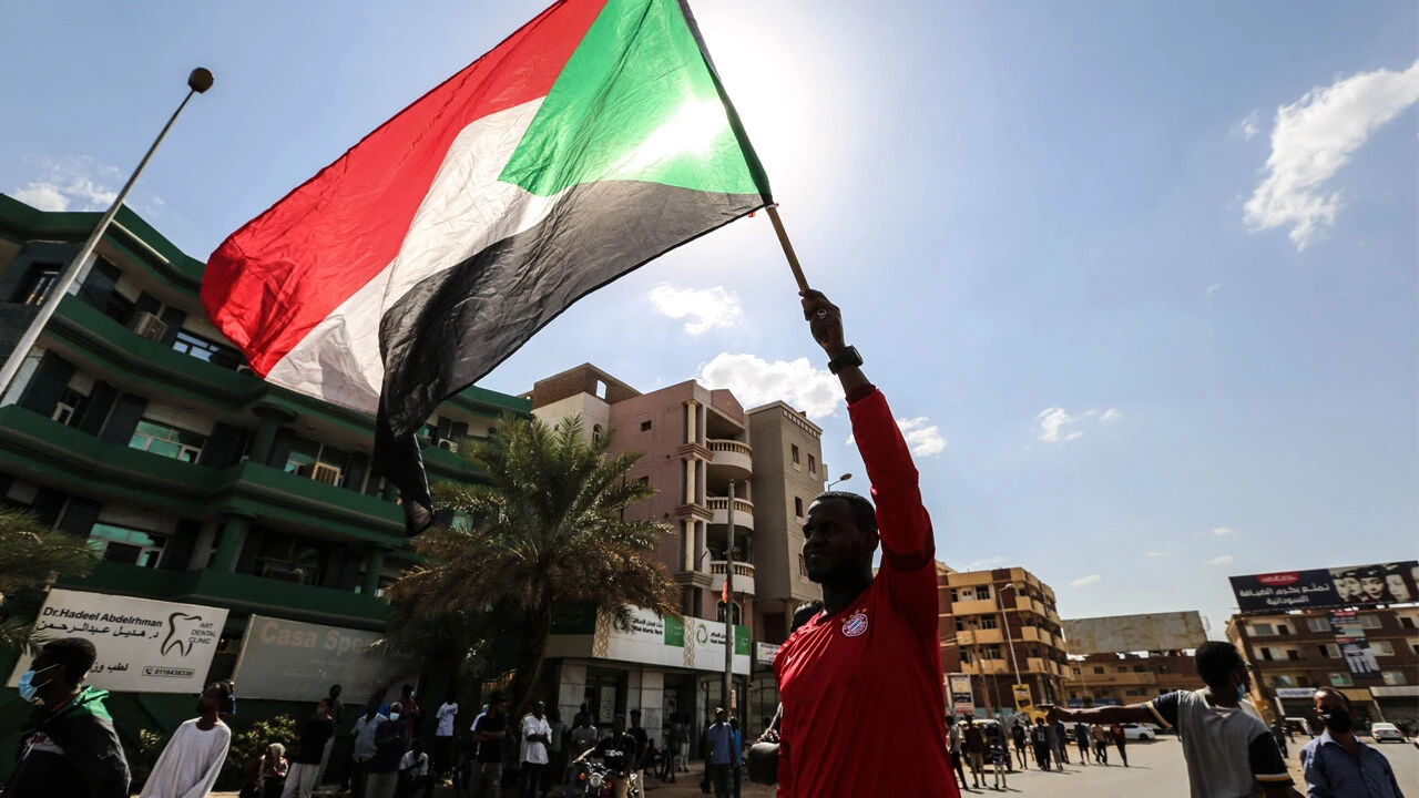 Sudan'da gergin anlar: Büyük protesto öncesi internet ve telefon hatları kesildi