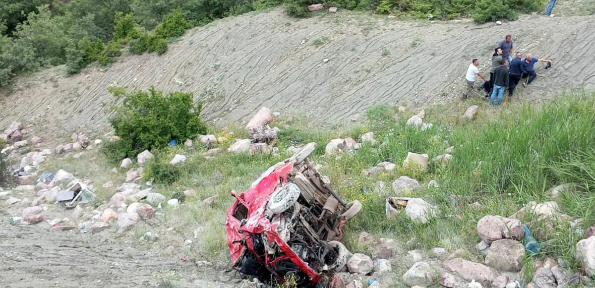 Tokat’ta feci kaza! Minibüs uçuruma yuvarlandı: 1’i çocuk 4 kişi öldü