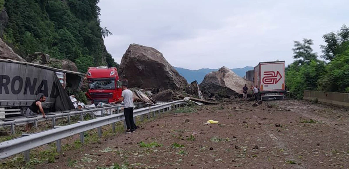 Son dakika! Artvin'de heyelan! Yol ulaşıma kapandı: Ölü ve yaralılar var