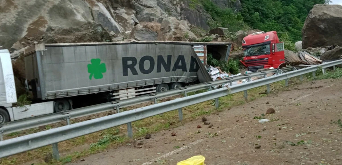 Son dakika! Artvin'de heyelan! Yol ulaşıma kapandı: Ölü ve yaralılar var