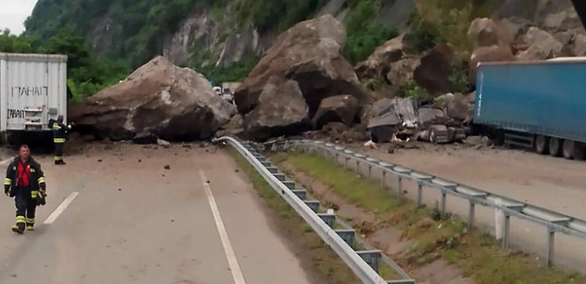 Son dakika! Artvin'de heyelan! Yol ulaşıma kapandı: Ölü ve yaralılar var