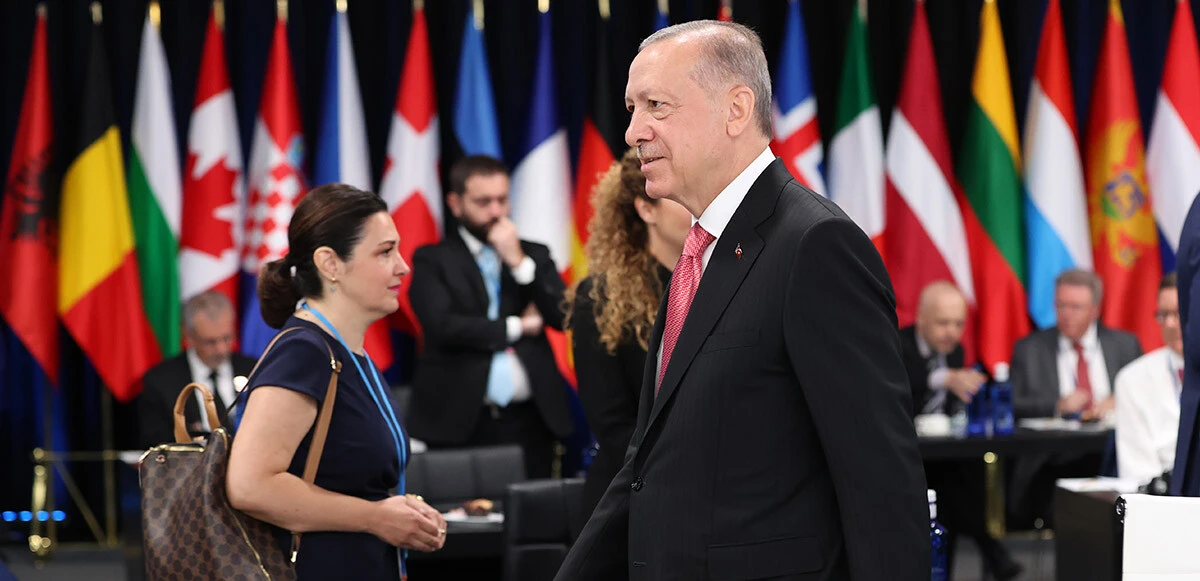 Son dakika! Cumhurbaşkanı Erdoğan, NATO dönüşü İsveç ve Finlandiya'ya uyarılarını yineledi: Elimizde belgeler var, gerekeni yaparız