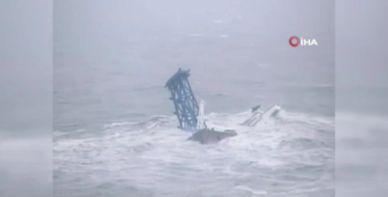 Fırtına felaketi beraberinde getirdi! Gemi ikiye ayrıldı kayıplar var