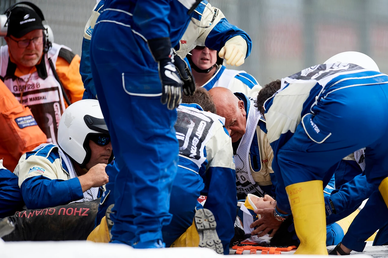 Formula 1 Dünya Şampiyonası'nda yarışı durduran kaza: Guanyu Zhou ölümden döndü