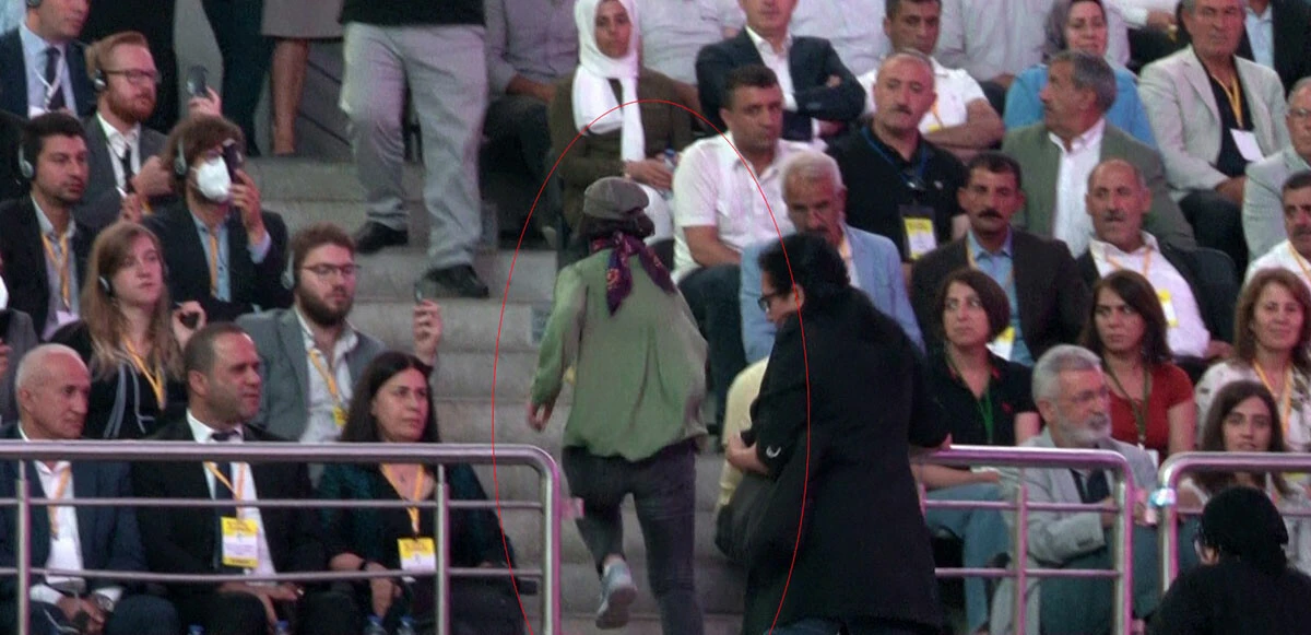 HDP kongresinde yine aynı manzara! Terörist başının posterini açmaya çalıştılar