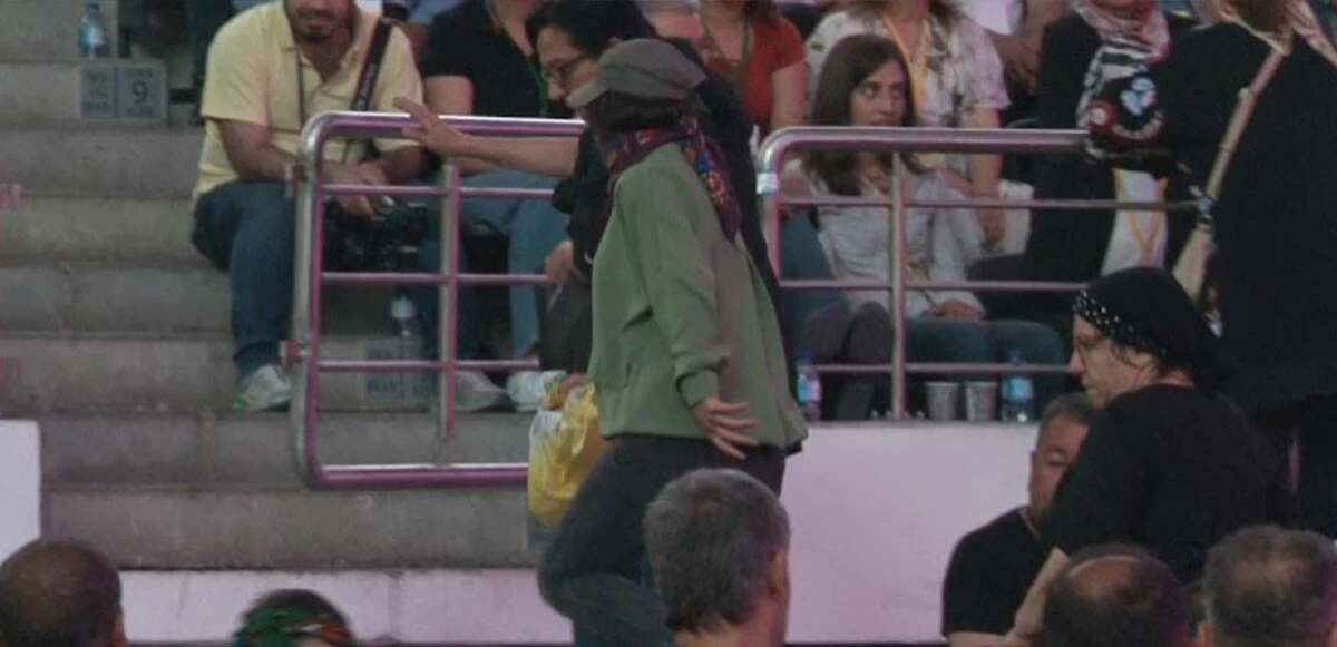 HDP kongresinde yine aynı manzara! Terörist başının posterini açmaya çalıştılar