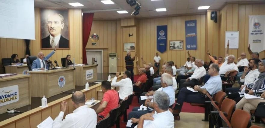 Akdeniz Belediye Meclisi'nde gergin anlar: HDP'li meclis üyesi özür dilemek zorunda kaldı