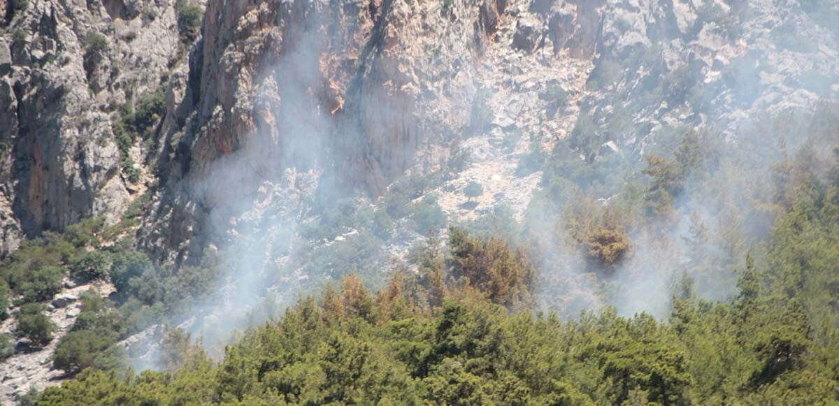 Antalya'da yürekleri ağza getiren orman yangını! Ekipler seferber oldu, 2 saatte kontrol altına alındı