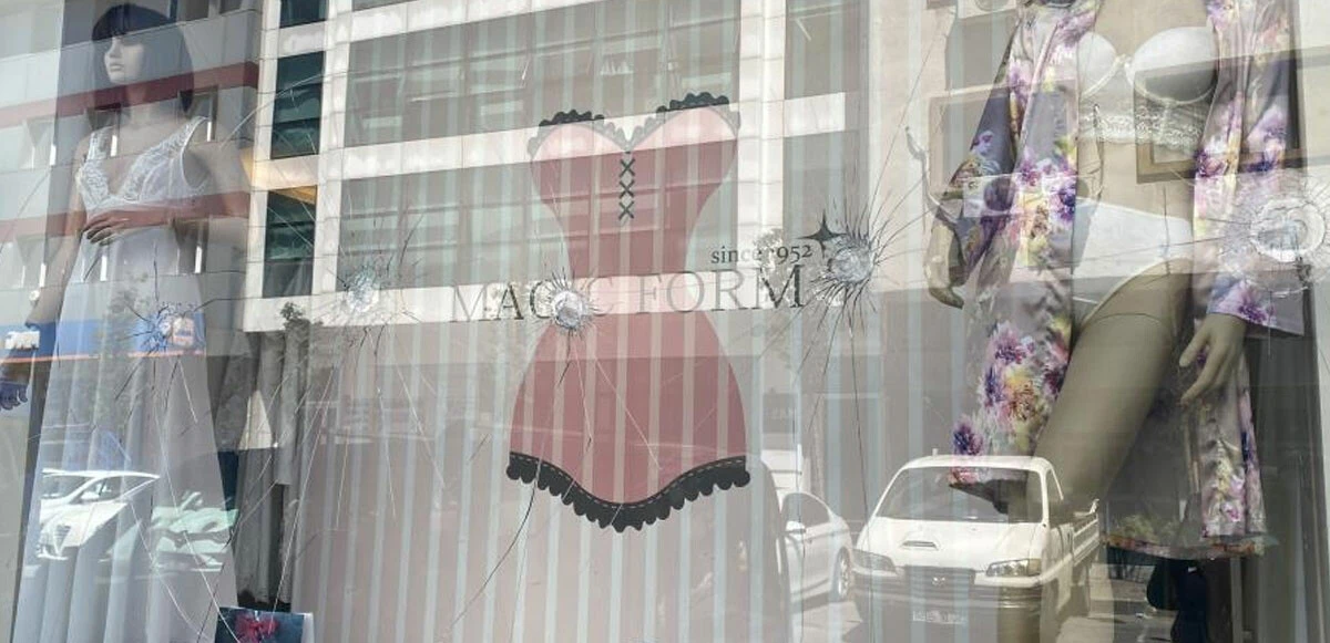 Çalışandan eski iş yerine çekiçli saldırı! Kırılmadık cam bırakmadı, ortalığı birbirine kattı