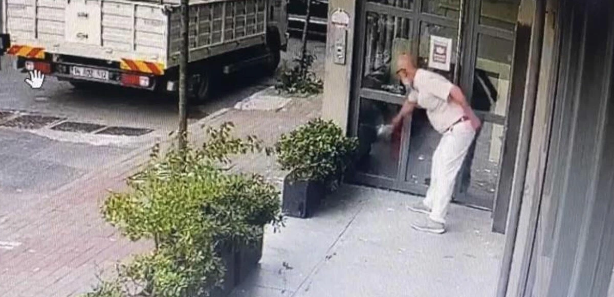 Çalışandan eski iş yerine çekiçli saldırı! Kırılmadık cam bırakmadı, ortalığı birbirine kattı