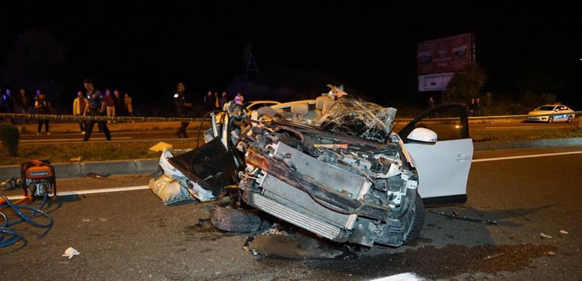 Kamyona çarpan otomobil hurdaya döndü! Feci kazada 1 ölü, 3 yaralı