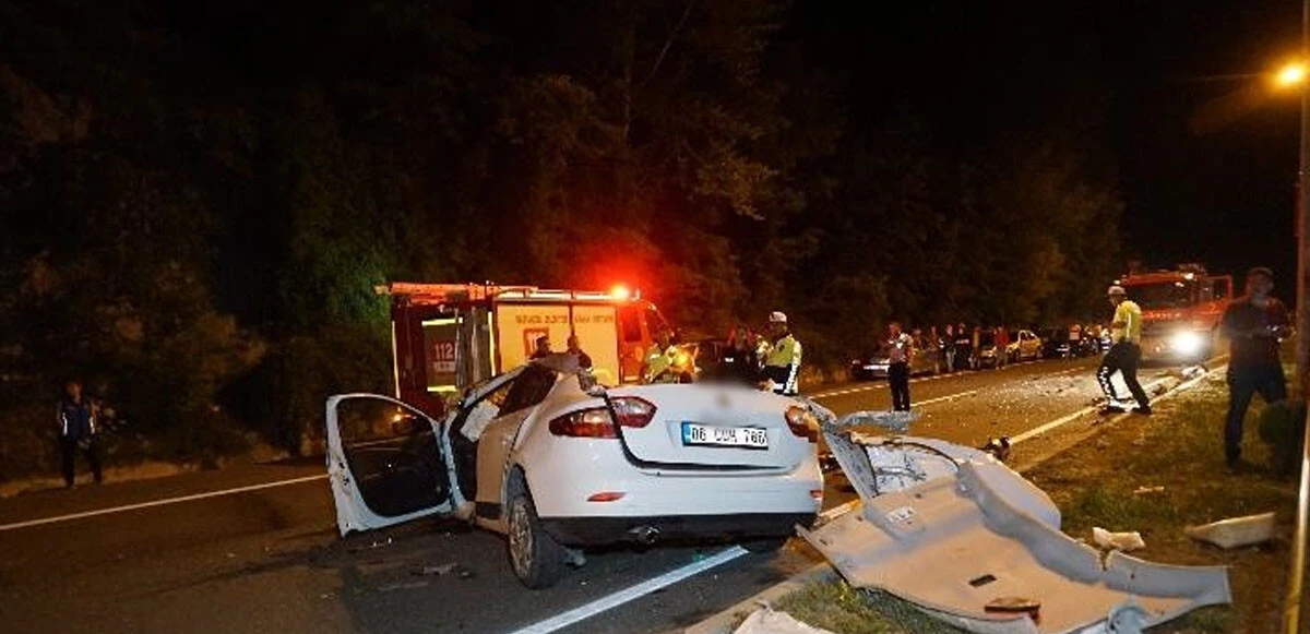 Kamyona çarpan otomobil hurdaya döndü! Feci kazada 1 ölü, 3 yaralı