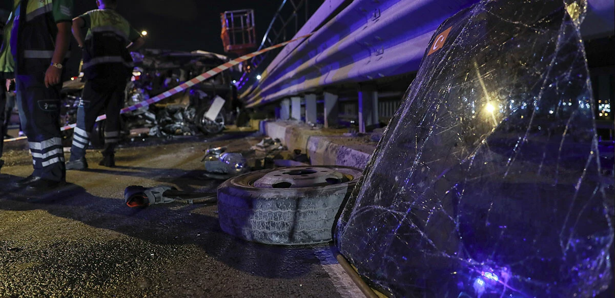 Bayrampaşa’da korkunç kaza! Önce bariyerlere ardından işçilere çarptı